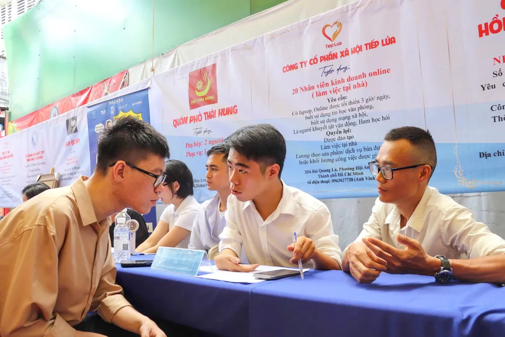 លោក Le Thuc Vinh (ស្តាំ) ពិភាក្សា និងពិគ្រោះយោបល់ស្តីពីការងារសម្រាប់ជនពិការ។ z7024377768333_05dbe7cb69912d16c2b2a9ccf368682c.jpg