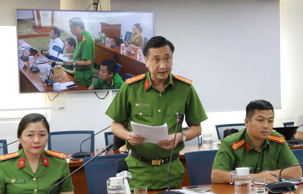 Thượng tá Trần Xuân Phương thông tin tại họp báo z7025410290873_9cfd8b4a7777dbbe9394d528a8cb61ed.jpg