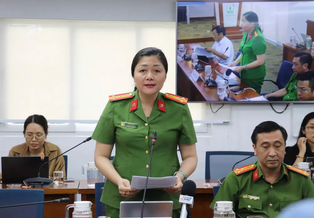 Thượng tá Hồ Thị Lãnh trao đổi tại họp báo z7025410302315_2bc3edacac6c9dbc56b4d284f076d56f.jpg