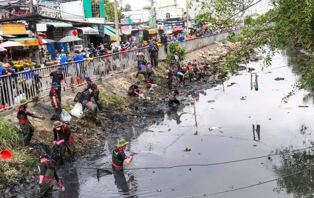 Đoàn viên, thanh niên dọn dẹp vệ sinh tại Rạch Chùa lớn 1 z7034240526954_be5ed8b07c4e037b64feca037426831d.jpg