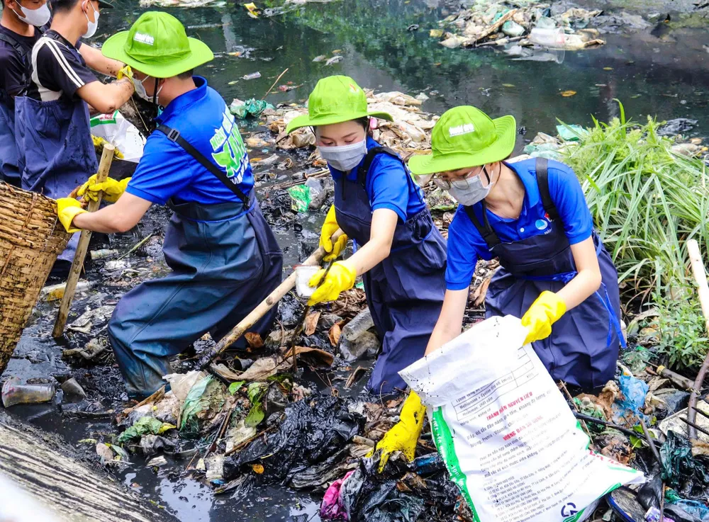 Tuổi trẻ TPHCM chung tay làm sạch kênh rạch z7034240555290_711ba8be79f298decc8b9128342b279a.jpg