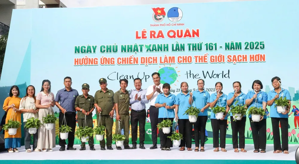 Các hộ gia đình nhận cây xanh z7034244753446_2f5fda0b497f6887f622a7c9d76d0ca0.jpg