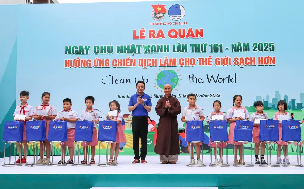 Các em học sinh vượt khó học giỏi nhận học bổng tại chương trình z7034244755551_8e4342a6d26055754072eb296e8db53a.jpg