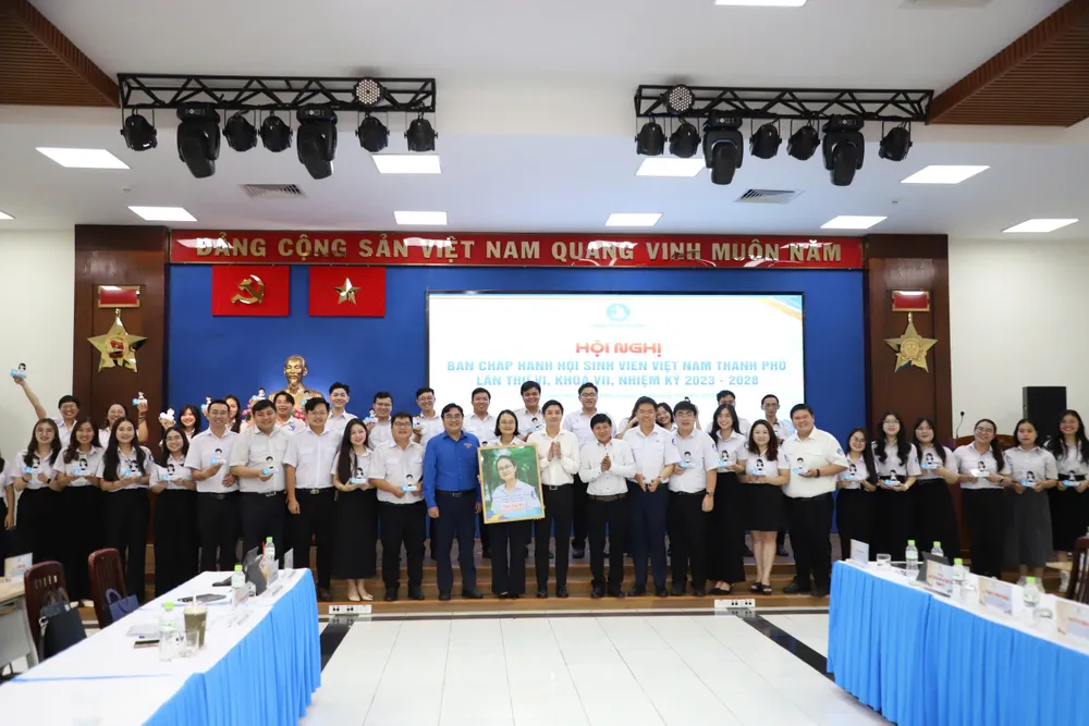 Đại biểu tham dự chụp hình lưu niệm tại chương trình z7035153820908_7cced4343de914903c2cd4191d58ae12.jpg