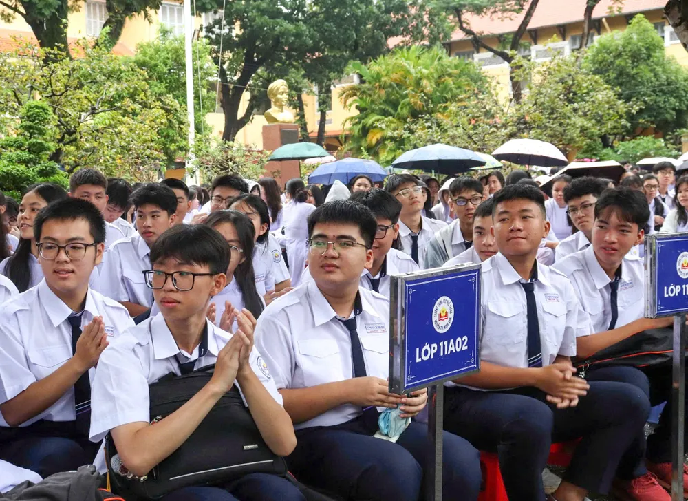 Học sinh Trường THPT Nguyễn Thị Minh Khai theo dõi chương trình z7037260913869_d7617c8c7ca6add45004c88534f60a50.jpg
