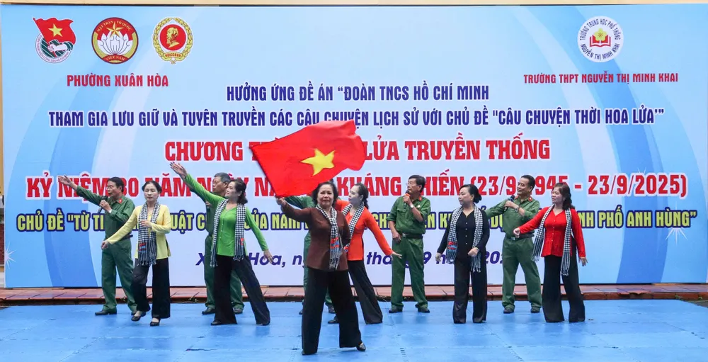 Tiết mục văn nghệ tại chương trình z7037262093401_e2b6ba5cfee0b002179ec653b2be3f1d.jpg