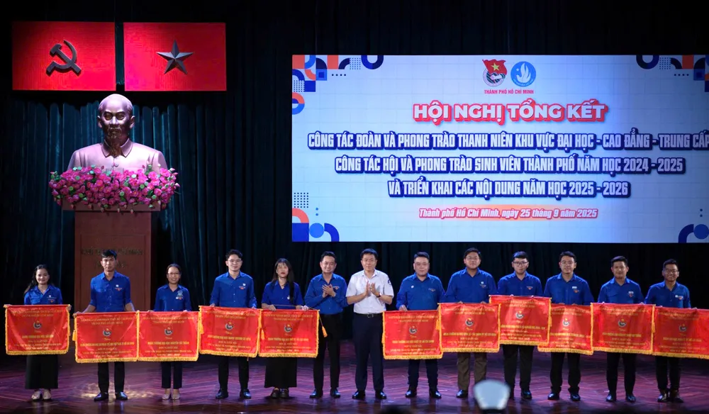Các đơn vị có thành tích xuất sắc nhận cờ thi đua tại chương trình z7049626977397_c859d423a69d29367df7784b9401e018.jpg