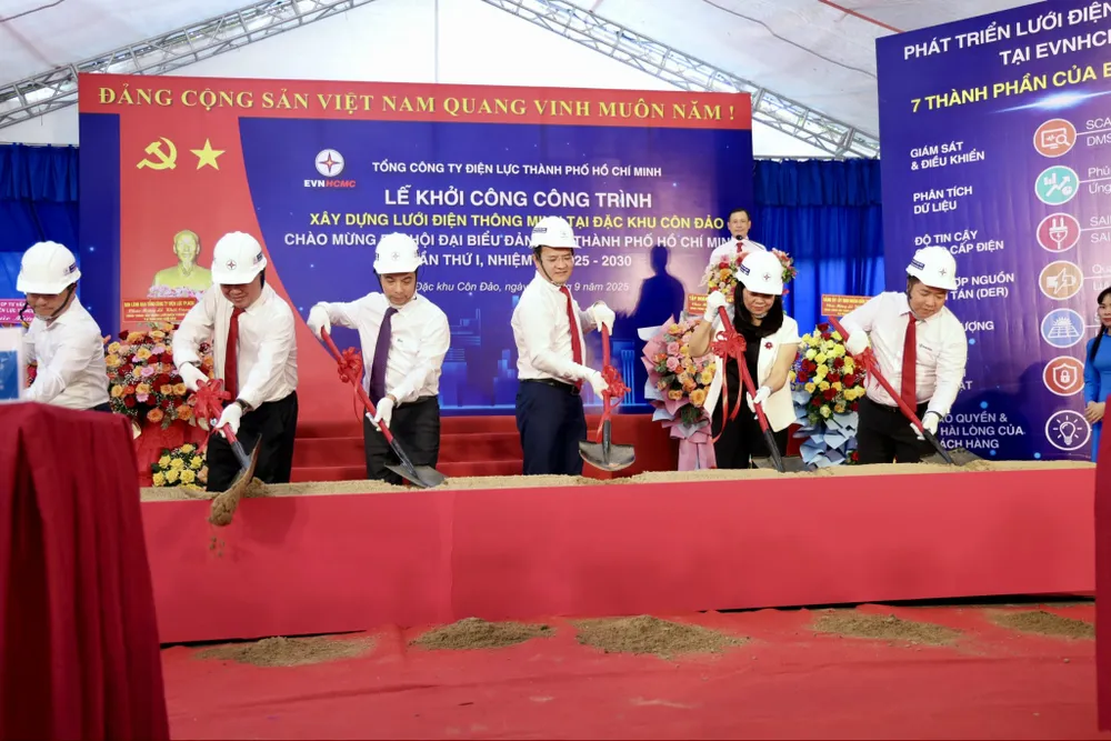 Đại biểu thực hiện nghi thức khởi công công trình z7051827845025_5eec049bffc66918908c3aa8587f10ec.jpg