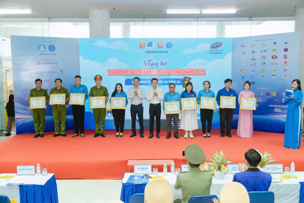Các cá nhân tiêu biểu nhận bằng khen tại ngày hội 554982130_1184984596992881_42839810100243599_n.jpg