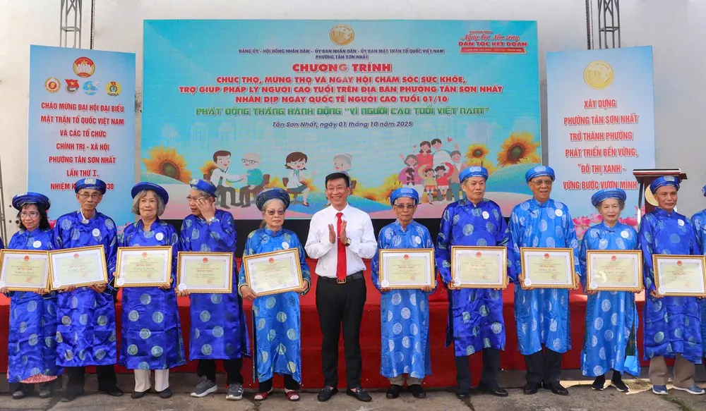 Phó Bí thư Thường trực Đảng ủy phường Tân Sơn Nhất Trần Đức Phương chúc thọ người cao tuổi z7068872518236_3f573f3f542674aa8a25eab1af2b6eab.jpg