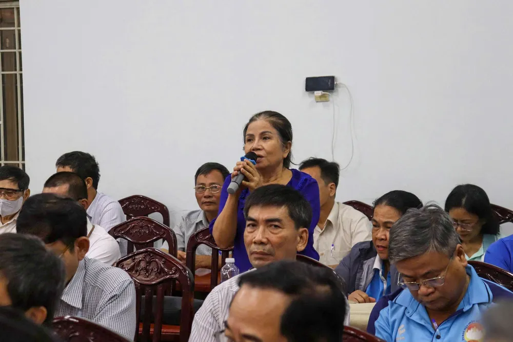 Cử tri nêu ý kiến tại buổi làm việc z7073781830594_b1469e3c8415a8946f0ec63025850a20.jpg