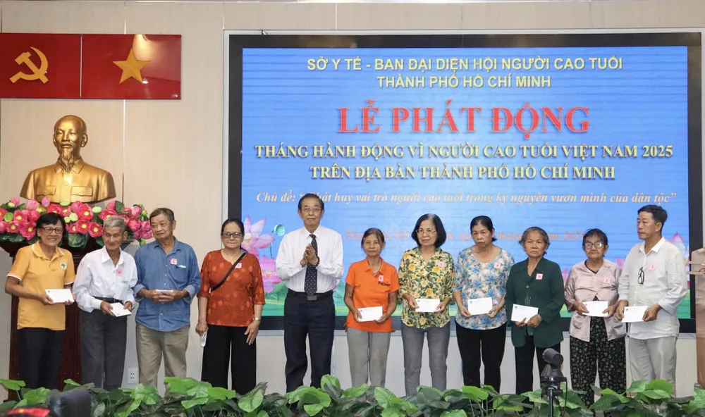លោក Huynh Thanh Lap ប្រធានក្រុមប្រឹក្សាតំណាងសមាគមមនុស្សចាស់ទីក្រុងហូជីមិញ ជូនអំណោយដល់មនុស្សចាស់ក្នុងស្ថានភាពលំបាក។ z7077578245558_46e81dd3eb93186d2f966817a05e1f55.jpg