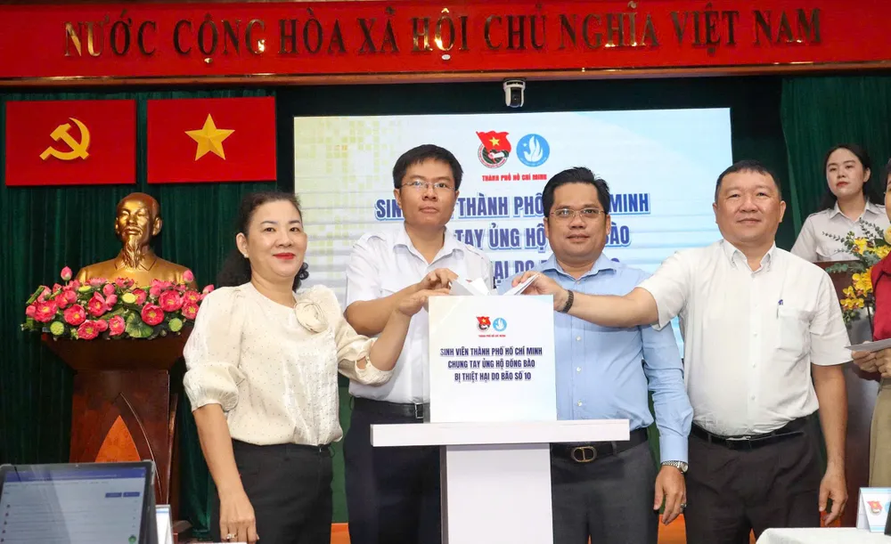 Đồng chí Nguyễn Đăng Khoa và các đại biểu ủng hộ đồng bào bị thiệt hại do bão lũ z7080272761967_881c4f4ba04240d01ca79b3bda43f454.jpg