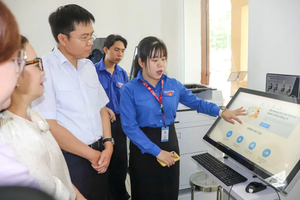 Chị Phạm Thị Gia Mỹ giới thiệu về hệ thống tra cứu thủ tục hành chính bằng AI z7080272770798_4434c108db83cc238ca43f85a07c99bc.jpg