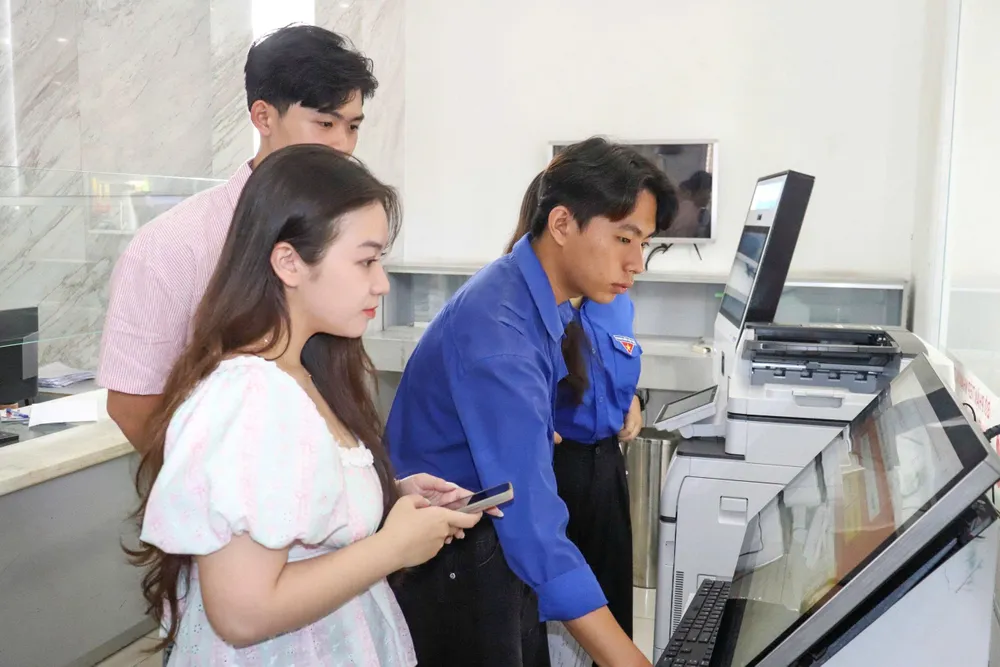 Sinh viên hỗ trợ người dân tại Trung tâm Phục vụ hành chính công z7080272778291_0ca13887fee5c2fe230738e44dc43247.jpg