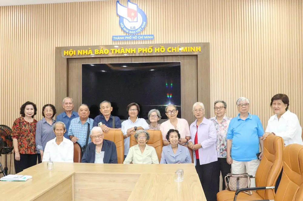 CLB Truyền thống kháng chiến TPHCM - Khối Báo chí họp mặt kỷ niệm 51 năm ngày “Ký giả đi ăn mày” z7083279151788_c6e27e384e34149c262d6479174be541.jpg