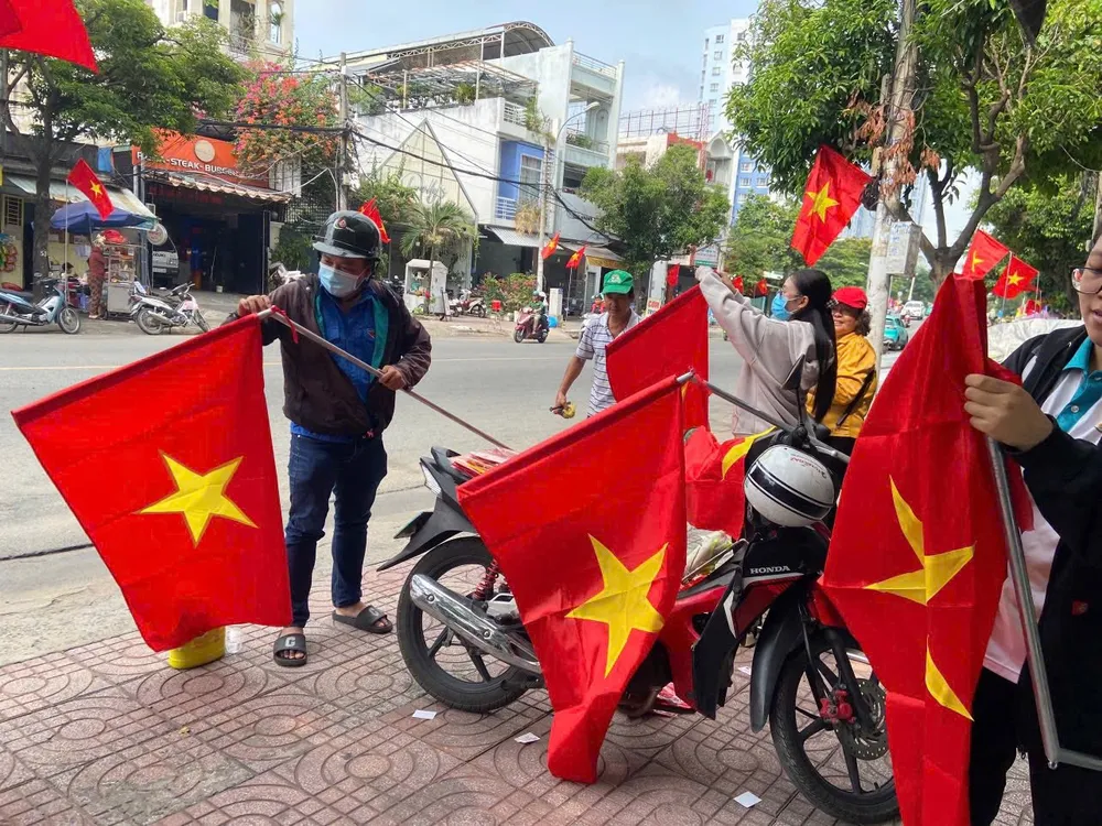 Thanh niên tình nguyện treo cờ Tổ quốc tại các tuyến đường 558259951_122138685020921254_6526999262319588791_n.jpg