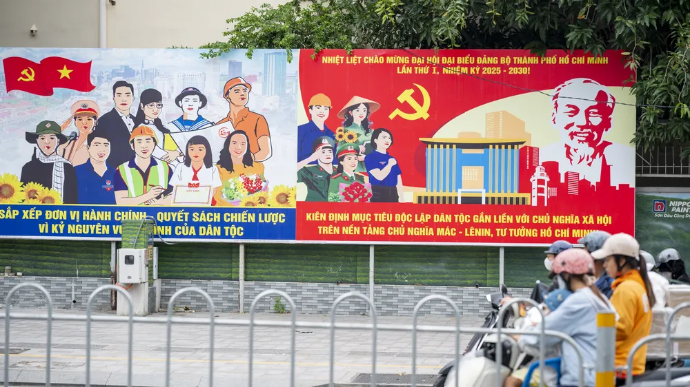 Pano, băng rôn, khẩu hiệu tuyên truyền về đại hội được trang hoàng trên các tuyến đường trung tâm Băng rôn, khẩu ngữ tuyên truyền về Đại hội được trang hoàng trên khắp các tuyến phố của TPHCM 1 - Ảnh MẠNH THẮNG.jpg