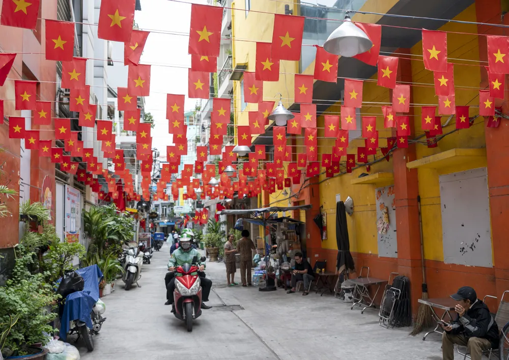 Tuyến hẻm tại phường Bến Thành rợp cờ đỏ sao vàng chào mừng đại hội Một khu dân cư trên địa bàn phường Sài Gòn trang trọng treo lên lá cờ Tổ quốc tươi thắm, chào mừng Đại hội Đảng bộ TPHCM - Ảnh VĂN ANH.jpg