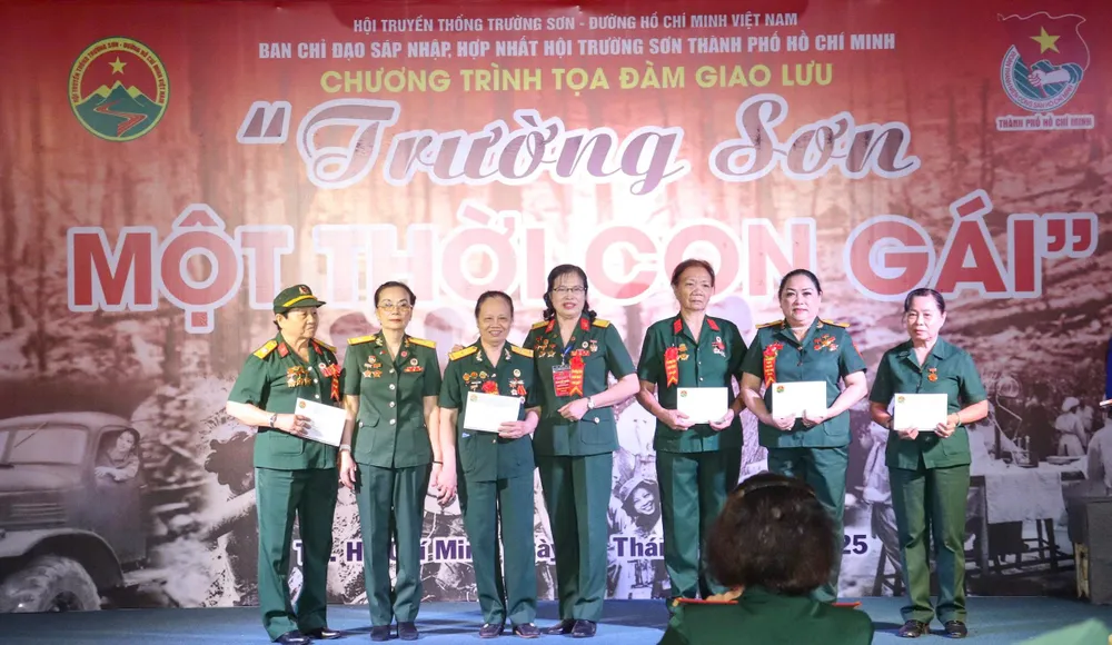 Bà Nguyễn Thị Bình trao tặng quà cho hội viên nữ khó khăn tại chương trình z7118850089129_4816bd7aeaf6ee1da5de1924adf3a69c.jpg