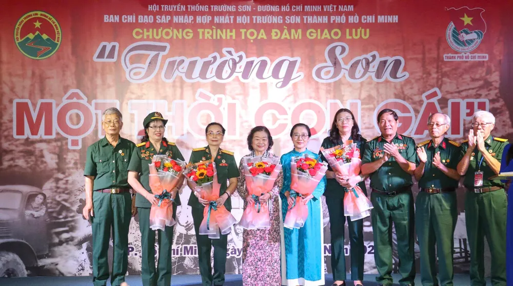Ban tổ chức tặng hoa nữ đại biểu và Ban Công tác nữ thuộc Hội Trường Sơn TPHCM z7118850091521_54b610abaa594b0a68e335c957fc04d1.jpg