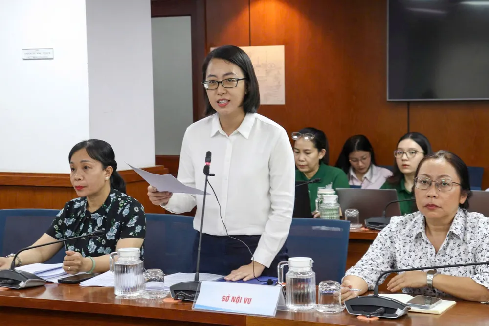 Mme Chau Minh Hien, chef du comité d'émulation et de récompenses du département des affaires intérieures de Hô-Chi-Minh-Ville, a informé lors de la conférence de presse z7122921094265_12a76ad90e2e6add745a330662da3b68.jpg