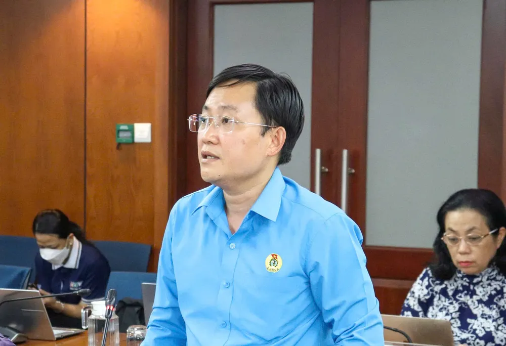Ông Phùng Thái Quang trao đổi tại họp báo z7147477558908_2aee56088b16925645bc74c13efb50f7.jpg