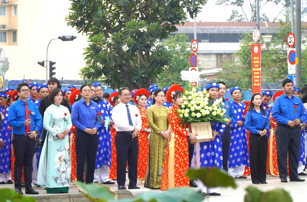 Các đại biểu cùng cô dâu, chú rể dâng hoa tưởng nhớ Chủ tịch Hồ Chí Minh z7149679812649_5c5bd1a4feaf9db577877077b4dd2640.jpg