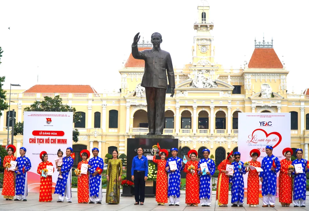 Phó Trưởng Ban Tuyên giáo và Dân vận Thành ủy TPHCM Nguyễn Thị Tuyết Minh và Phó Bí thư Thường trực Thành Đoàn TPHCM Hồ Thị Ánh Tuyết trao giấy chứng nhận kết hôn cho các cặp đôi z7149680885360_412097bc7189115de5bcd8db5dc9102f.jpg