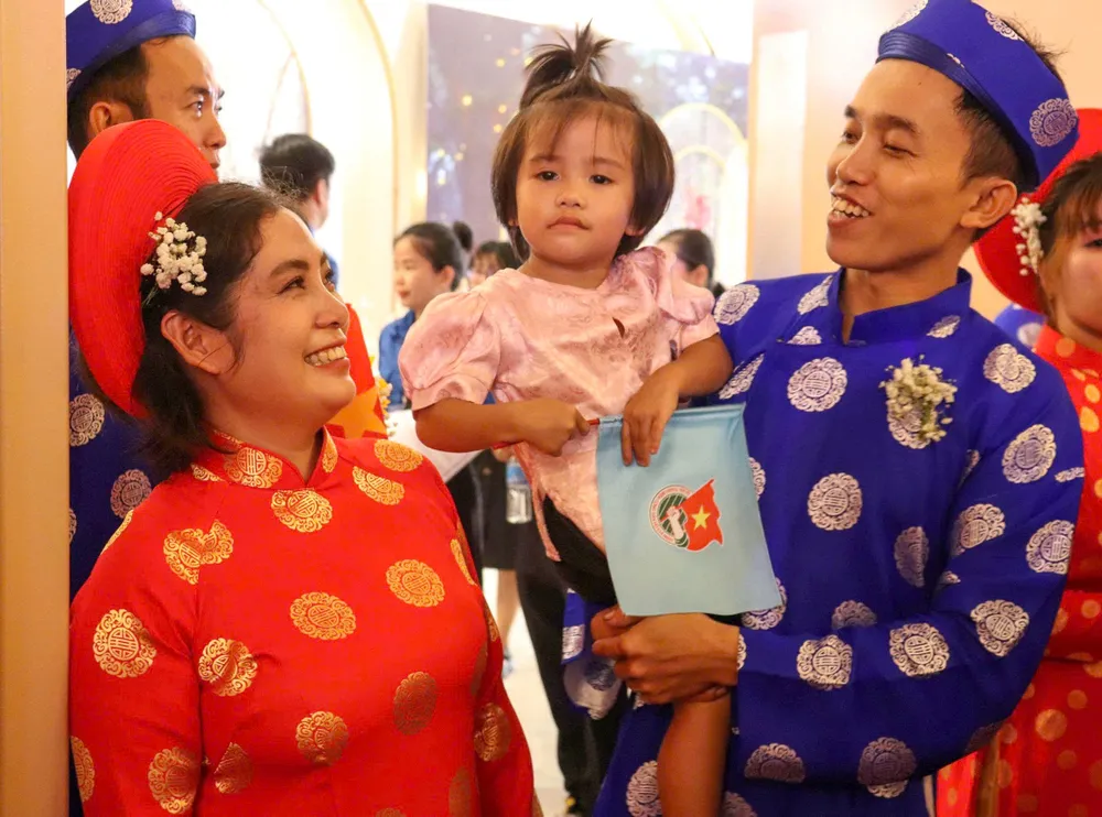 Gia đình anh Thắng và chị Linh z7149936557866_e8f874c45f92f3cd359b5a8b00640c25.jpg