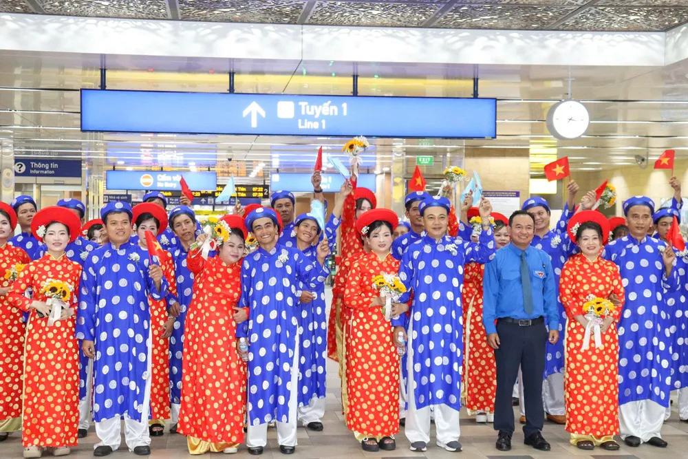 Cô dâu, chú rể di chuyển bằng Metro số 1 đến trung tâm tổ chức tiệc cưới z7149936648302_f4fce5fd569f44cc337c02e9460f21fe.jpg