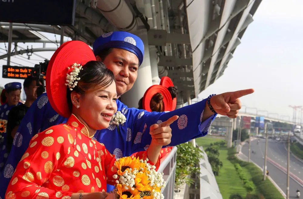 Cô dâu, chú rể rạng rỡ trong ngày cưới z7149936794141_ae84b6bde239928ee81e7afed41fe489.jpg
