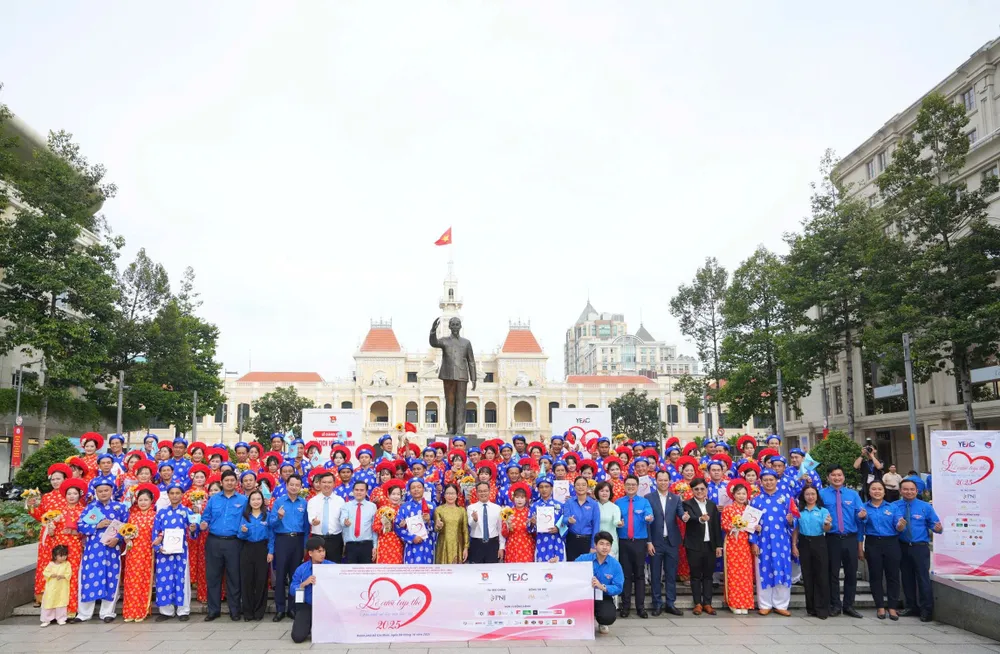 Các đại biểu cùng cô dâu, chú rể chụp hình lưu niệm tại Công viên Tượng đài Chủ tịch Hồ Chí Minh z7150309575681_03fd4618441ee27c153982f6c4f0a706.jpg