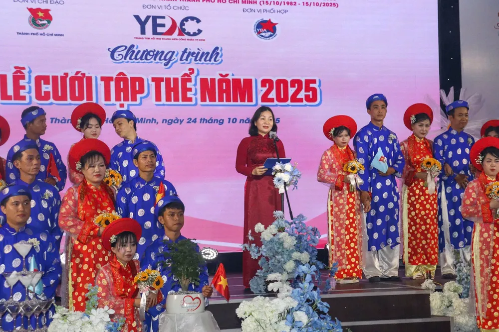 Đồng chí Trương Thị Bích Hạnh phát biểu chúc mừng z7150312120704_c15b20854bd26491dcc54f6b5ab1b68a.jpg