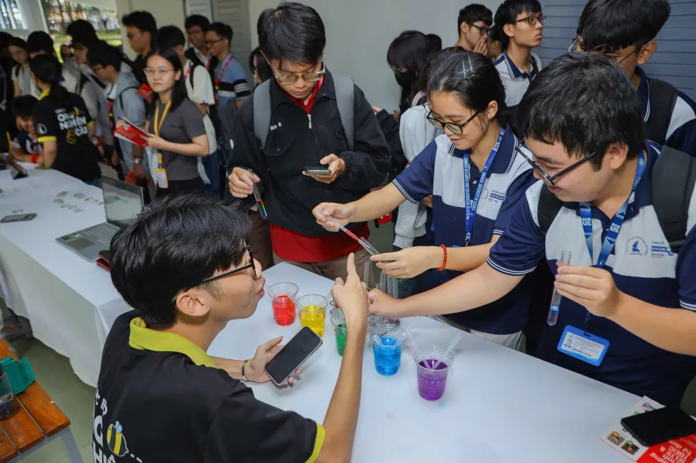 Sinh viên tham quan, trải nghiệm tại các không gian trưng bày z7153641445424_293de2d78e1ace27b060dc2c3a321d07.jpg