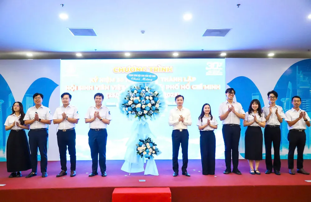 Đồng chí Nguyễn Minh Triết tặng hoa chúc mừng Ban Thư ký Hội Sinh viên Việt Nam TPHCM z7154958119838_cc30b60a3b0ddea02a7cdaabda2db9b0.jpg