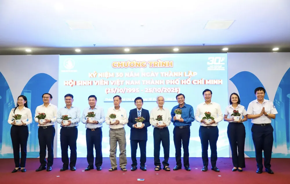 Đồng chí Nguyễn Đăng Khoa tặng hoa tri ân các đồng chí nguyên Chủ tịch Hội Sinh viên Việt Nam TPHCM qua các thời kỳ z7155013256574_d1003869714d77de32aab44ea2e0a803.jpg