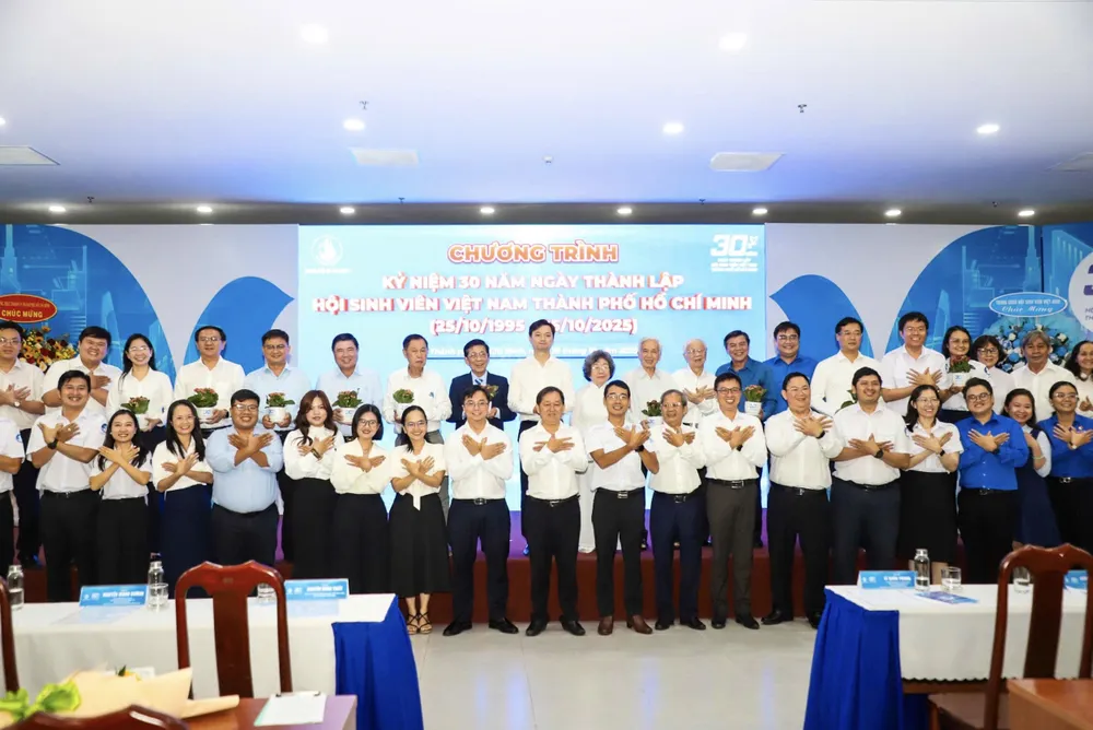 Đại biểu chụp hình lưu niệm tại chương trình z7155013311896_a089c39faeac571c250e866723de8a34.jpg