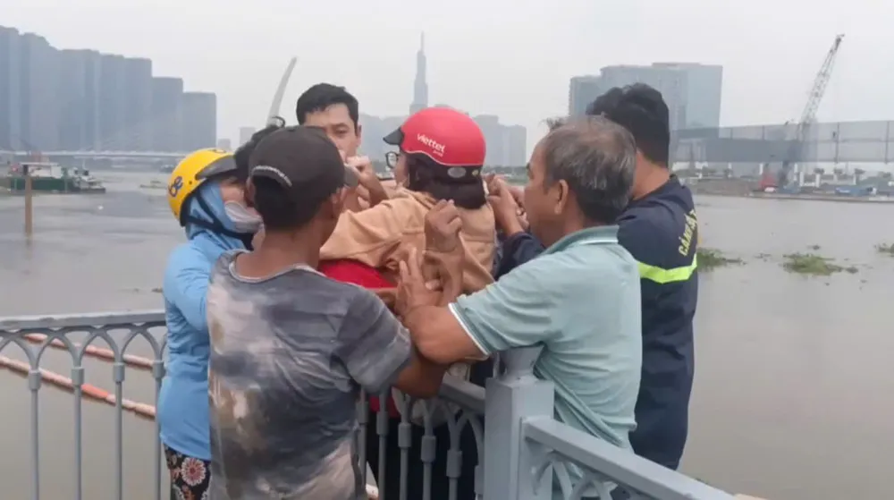 Lực lượng chức năng phối hợp đưa nam thanh niên lên bờ an toàn z7155156425290_efd739b3c0388f2732982c89f270aba6.jpg