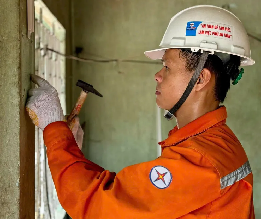 Sửa chữa hệ thống điện cho hộ gia đình có hoàn cảnh khó khăn Nguồn sáng.jpg