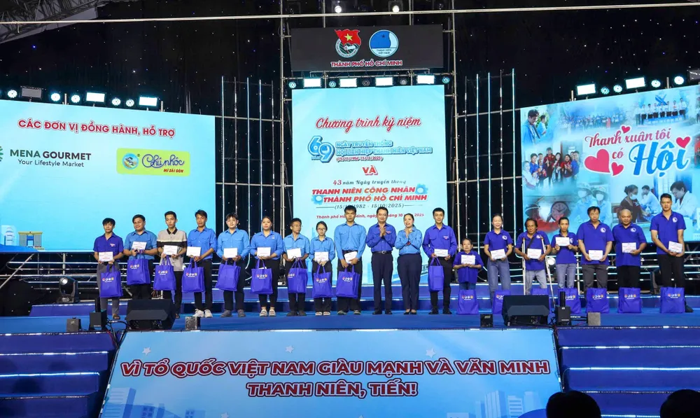 Thanh niên công nhân có hoàn cảnh khó khăn nhận quà tại chương trình z7157971024095_35a4d0e408585a8fd06e691860593a2d.jpg