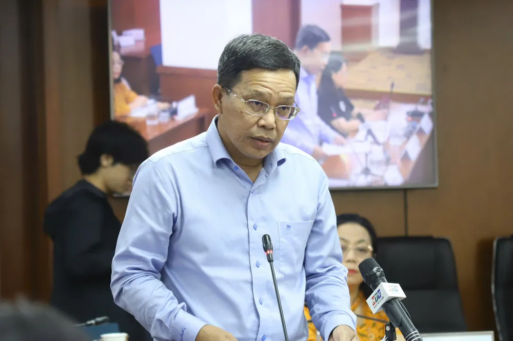 Ông Hoàng Phúc Dũng trao đổi tại họp báo z7171422276898_27e7079a1a6374d43d5e20ec62e94a60.jpg