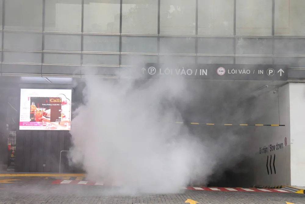 Khói nghi ngút từ tầng hầm. Ảnh: CẨM TUYẾT z7173814525553_c53634501bbf6713730dd9b4fb44551c.jpg