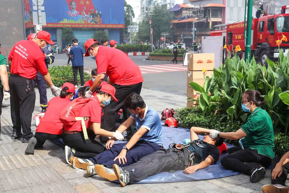 Sơ cứu cho nạn nhân. Ảnh: CẨM TUYẾT z7173814570882_87bca5bd53d704d970ee73403d00be6c.jpg