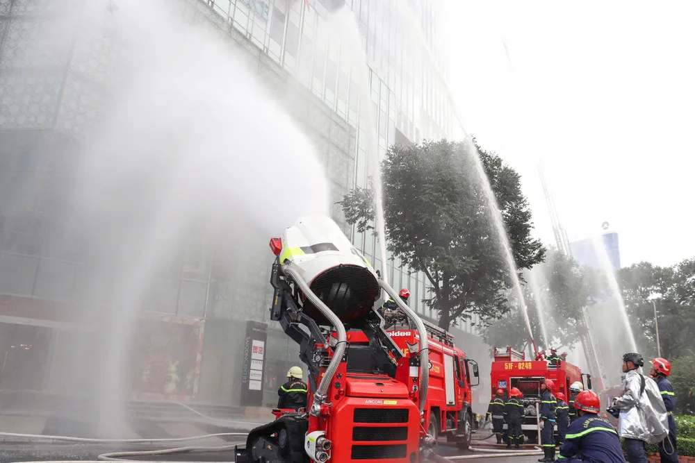 Robot chữa cháy TAF35C phun xa 80m tham gia diễn tập. Ảnh: CẨM TUYẾT z7173814604912_55641d4ca82bb3e9a400ad1ff383b465.jpg