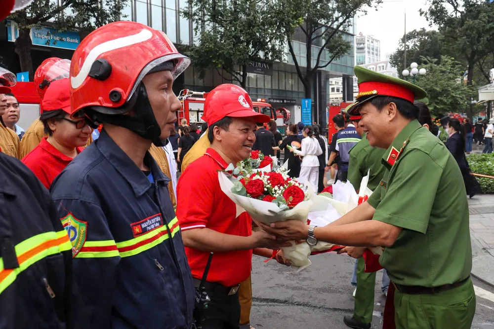 Thiếu tướng Nguyễn Thanh Hưởng tặng hoa các đơn vị tham gia diễn tập. Ảnh: CẨM TUYẾT z7173814636885_abb8da57edf127ec059d8b7fa494d153.jpg