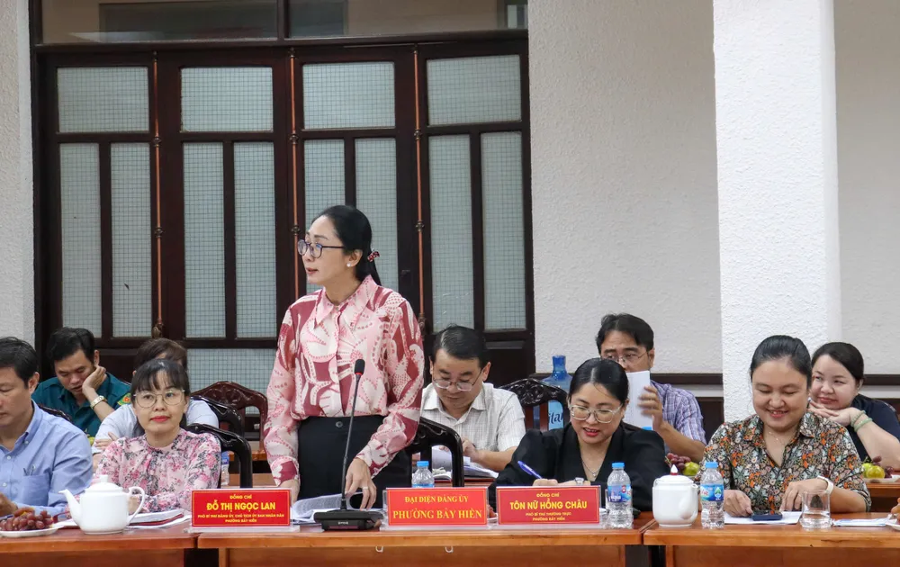 Đại diện các phường báo cáo với tổ công tác z7174710353282_2b67595f71ff68ad4575deb8de76c836.jpg