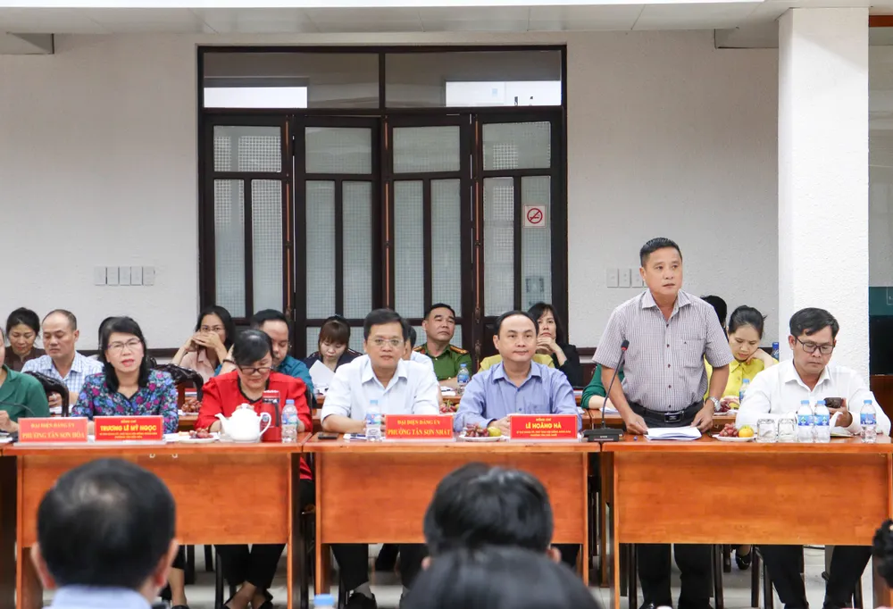 Đại diện các phường báo cáo với tổ công tác z7175009551191_abc6d2dc4ec59311d88ddda41c98b1a9.jpg