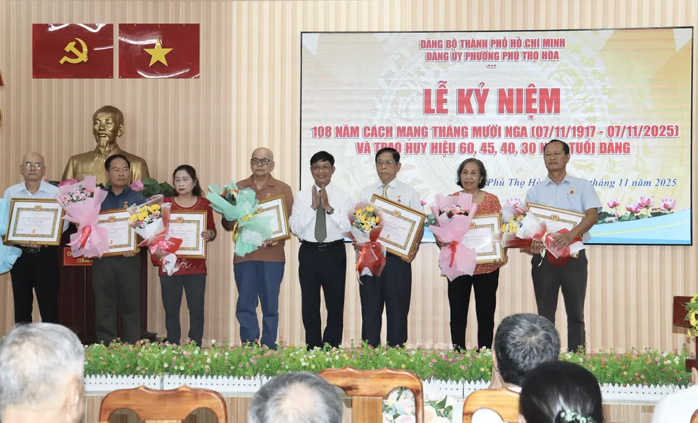 Đồng chí Nguyễn Trần Tú, Phó Bí thư Thường trực Đảng ủy phường Phú Thọ Hòa, trao Huy hiệu Đảng