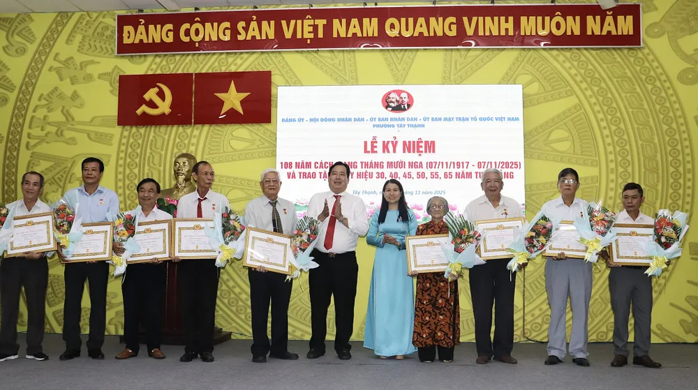 Phó Bí thư Thường trực Đảng ủy phường Tây Thạnh Huỳnh Thị Mỹ Nhân và Chủ tịch UBND phường Tây Thạnh Nghiêm Văn Út trao Huy hiệu Đảng